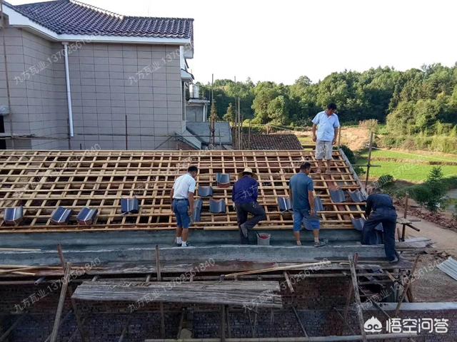 丽江5.5级地震瞬间:屋顶瓦片被震落，瓦片造的屋顶很容易踩塌吗？