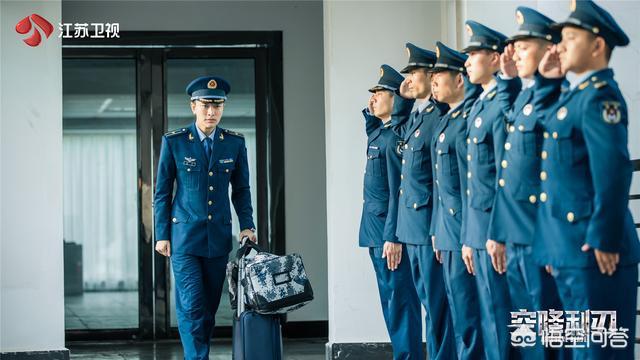 黄晓萌:《陆战之王》、《空降利刃》你觉得哪个更贴近部队生活为什么