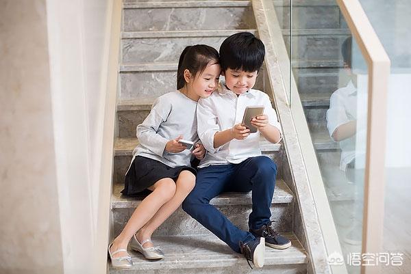 我女儿今年刚二年级,但现在发现她在班上只和男孩子玩耍,还宣布喜欢某男孩,该怎么办？
