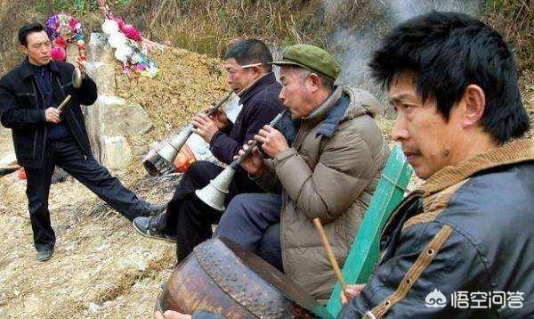 如果从习俗上来看,农村葬礼吹喇叭是传承的一种,但很多地方开始禁止吹