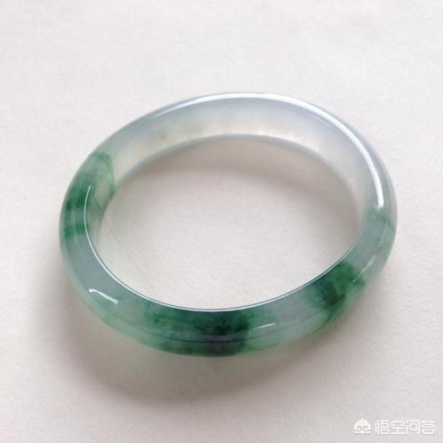 翡翠手镯适合什么样的人带,贵妃手镯翡翠适合什么样的人戴？