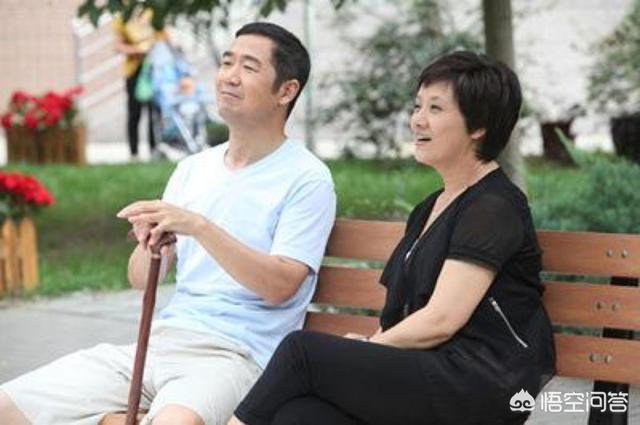 张国立和邓婕:张国立邓婕重温婚礼场面。年轻的时候邓婕美么？