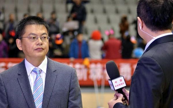 作为篮球迷的你,你喜欢杨毅还是苏群?-篮网资讯的回答-头条问答