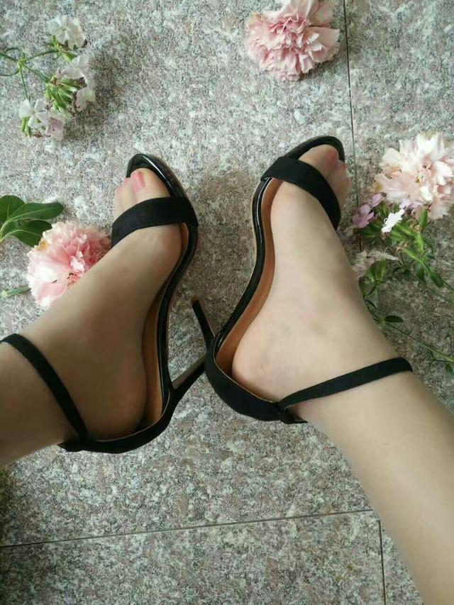 头条问答 - 会有人喜欢女生穿露脚趾凉鞋吗?(2个回答)