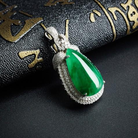 女生戴什么翡翠吊坠寓意好,过年送什么翡翠做礼物好？