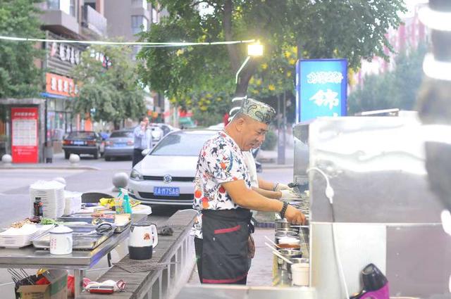 在夜市街边小摊（烧烤,扎啤）旁边做什么生意合适？