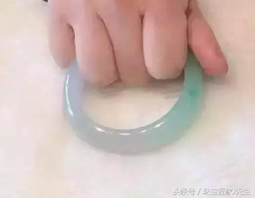 30万的翡翠手镯,云南游客摔断的那只镯子真的值30万吗？