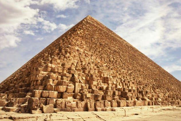 世界未解之谜金字塔，金字塔是一个墓，古埃及人为什么要把它建在地上面，以前就在地下
