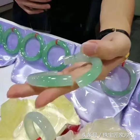 30万的翡翠手镯,云南游客摔断的那只镯子真的值30万吗？