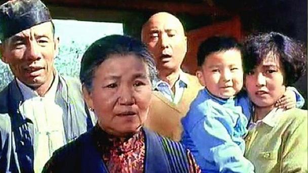 王璐瑶胸:1996年六小龄童出演的中美合拍《大闹天宫》为什么会夭折？