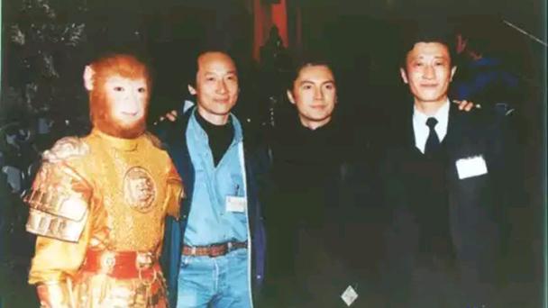 王璐瑶胸:1996年六小龄童出演的中美合拍《大闹天宫》为什么会夭折？