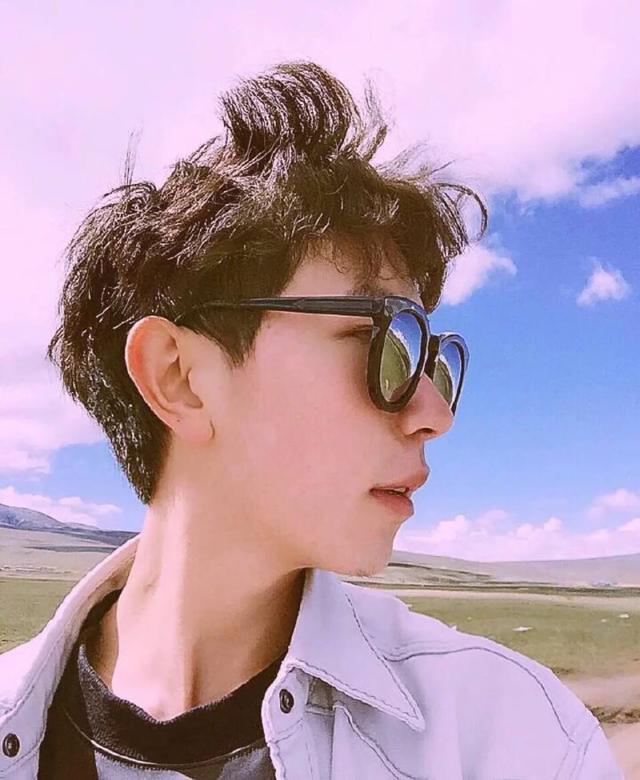 一个戴眼镜的男生,什么发型最帅？