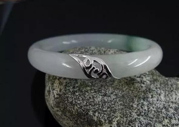 翡翠手镯结实吗,翡翠手镯为啥这么容易摔断？