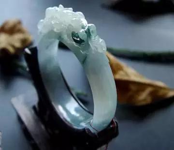 玉镯款式分类,为何雕花玉镯更受女性的青睐？