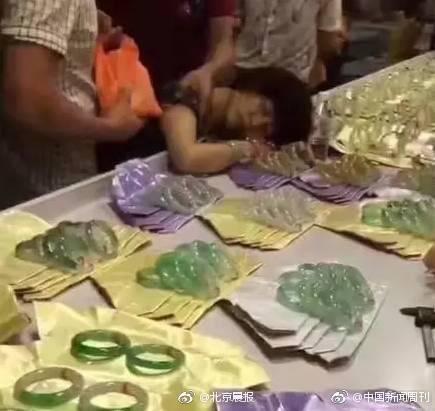 三十万左右翡翠手镯图片,摔断30万镯子那个事情怎样了，赔钱了吗？