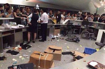 华夏航空卷入安全事件 ，怎么看待兰州机场发生延误旅客冲撞警察事件？