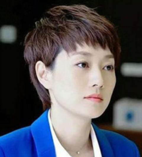 高一清:刘诗诗超短发亮相、陈伟霆震惊，超短发女孩怎样穿能有女人味？
