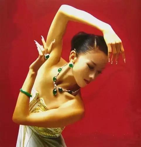 香港拍卖会上的顶级翡翠手镯,杨丽萍身上戴的翡翠值多少钱？