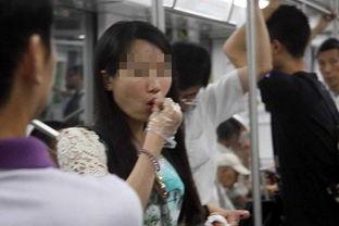 郑州90后自拍活剥小狗:郑州女子地铁吃东西，遭网友拍照爆光，你怎么看？