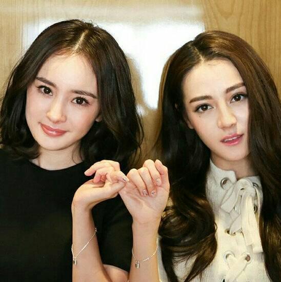 杨幂迪丽热巴合影:你觉得迪丽热巴跟杨幂，谁比较好看