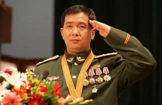 敬礼是左手还是右手:抱拳时为什么是左手抱右手呢？
