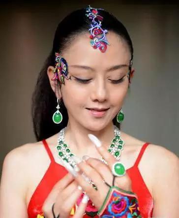 杨丽萍年轻长什么样，杨丽萍身上戴的翡翠值多少钱
