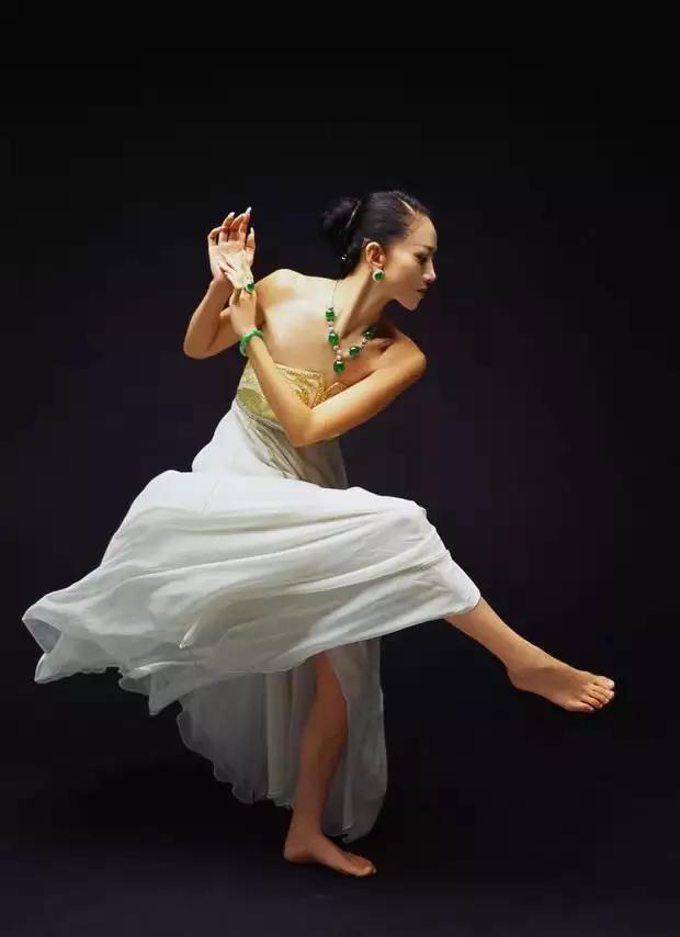 香港拍卖会上的顶级翡翠手镯,杨丽萍身上戴的翡翠值多少钱？