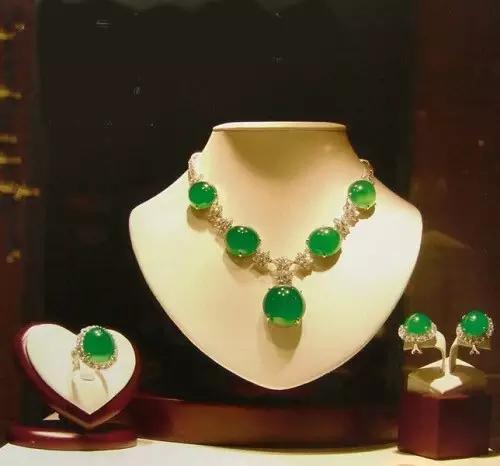 香港拍卖会上的顶级翡翠手镯,杨丽萍身上戴的翡翠值多少钱？