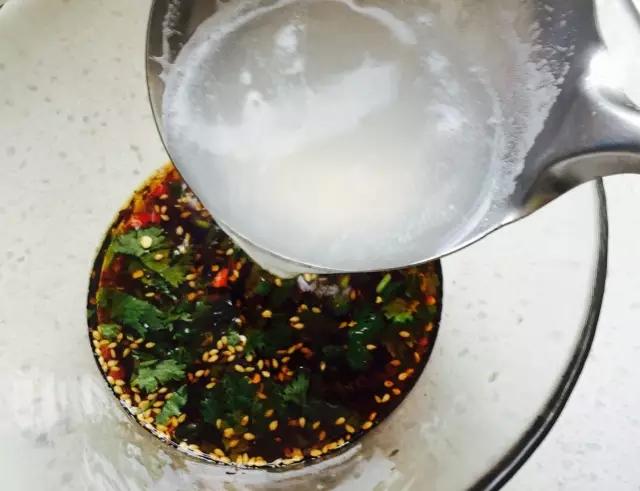 煮开的面条水倒入调好的汁中调成汤汁,约两大勺,刚过面碗的一半就行.