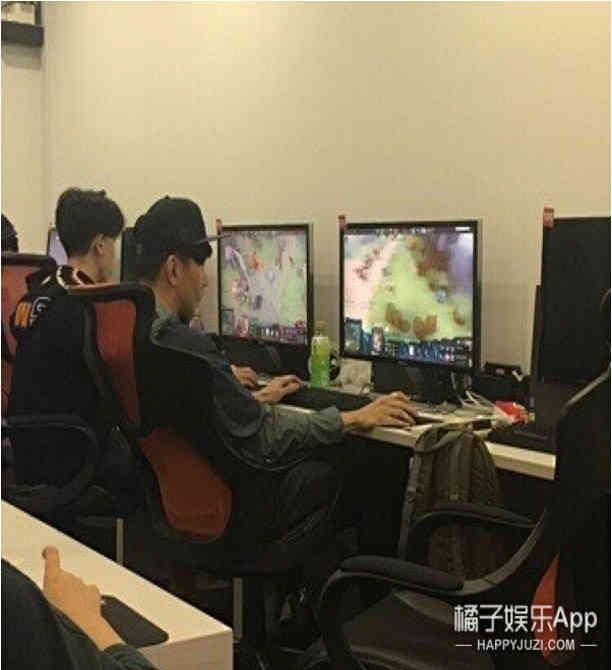 周杰伦鼓励林书豪:林书豪说:林俊杰欺负我和周杰伦竟上演电竞王子复仇记