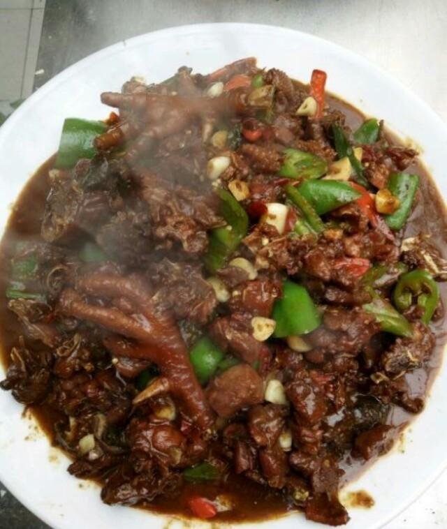 吃过南方的柴火鸡(也不错) ,最好吃的做法农夫哥只认济宁的炒拐子鸡