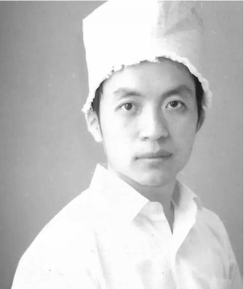 如何赏析顾城的《远和近》？