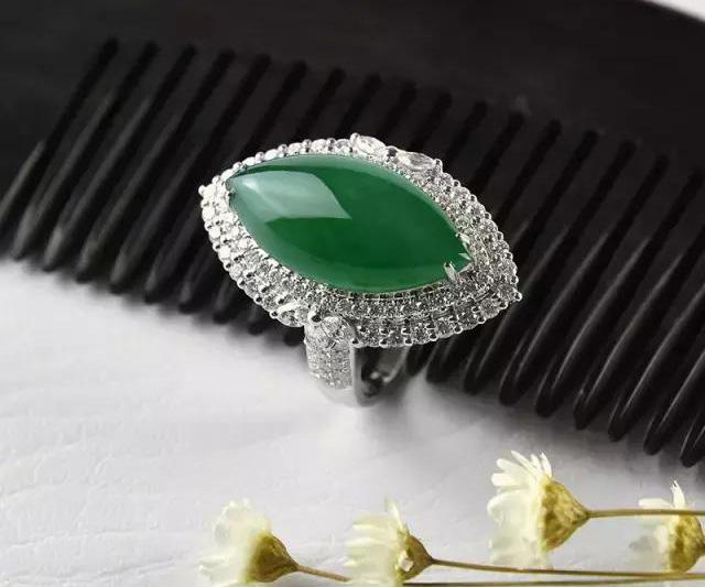 翡翠的活棉和死棉图解,为什么有棉的翡翠还要比无棉的翡翠更贵？