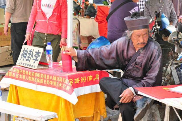 身边一个朋友喜欢算命，大事小事都喜欢去问算命先生，这是迷信吗