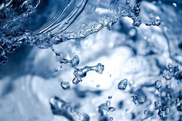 哪种水更适合人体长期饮用，凉白开、矿泉水、纯净水，哪个更适合长期饮用你怎么看