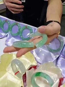 价值1000万的古玉图片,瑞丽游客摔碎的30万玉镯子能值3万吗？
