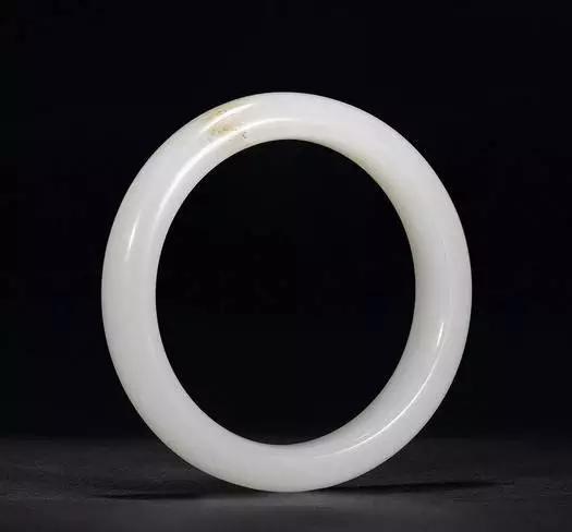 玉镯款式分类,为何雕花玉镯更受女性的青睐？