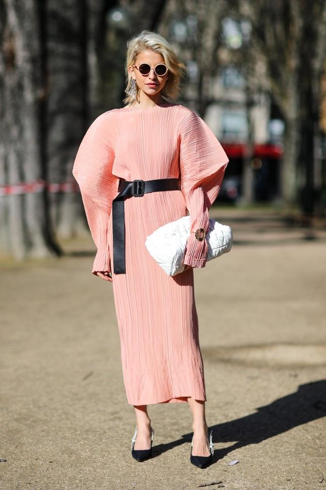 女星<a href=https://maguai.com/list/50-0-0.html target=_blank class=infotextkey><a href=https://maguai.com/list/50-0-0.html target=_blank class=infotextkey>时尚</a></a>气质街拍图片:唐嫣baby穿粉色少女气质爆棚，粉色怎么搭才能穿出高级感？