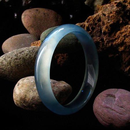 昆明翡翠原石交易市场,昆明哪些地方卖的翡翠饰品是真的？