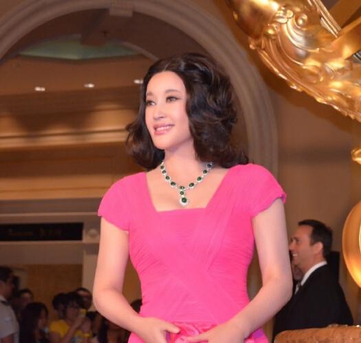 刘晓庆多大了:刘晓庆千万元翡翠吊坠抢镜，你觉得她是爱玉还是炫富？