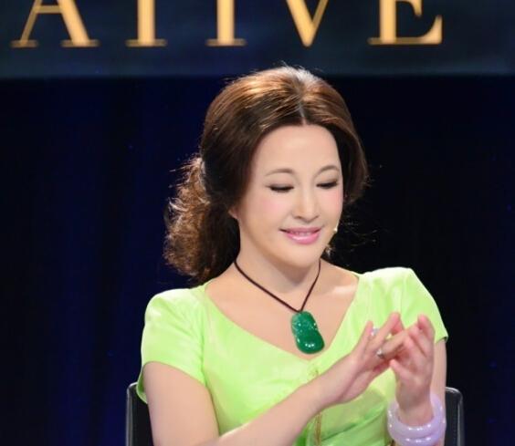 刘晓庆多大了:刘晓庆千万元翡翠吊坠抢镜，你觉得她是爱玉还是炫富？