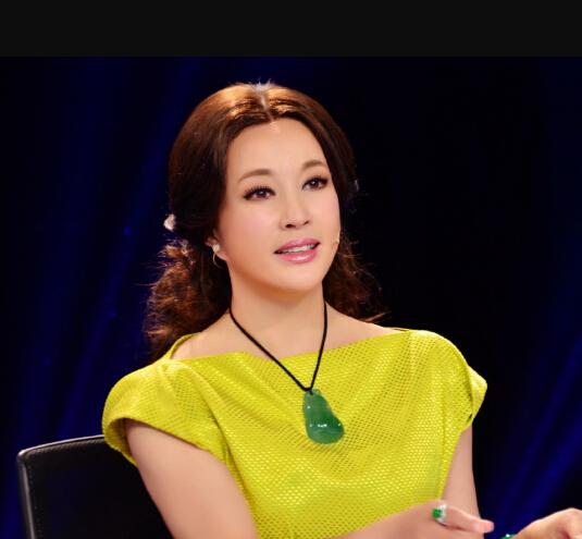 刘晓庆多大了:刘晓庆千万元翡翠吊坠抢镜，你觉得她是爱玉还是炫富？