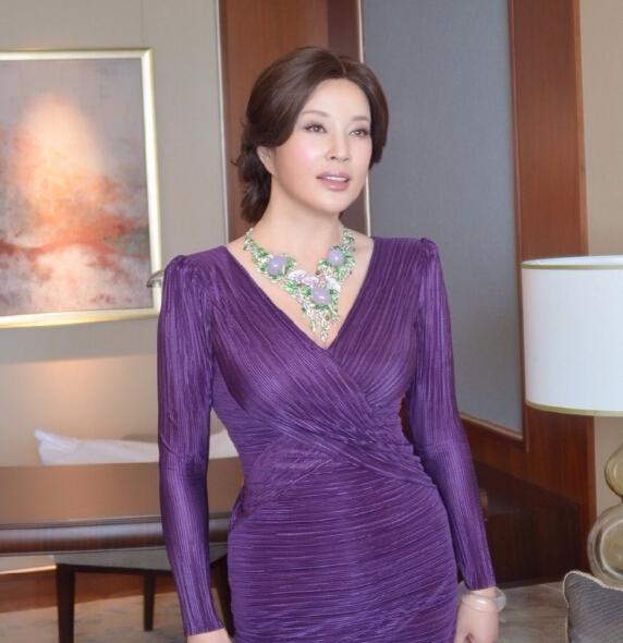 刘晓庆收藏了多少翡翠南红宝玉石?_珠宝江湖