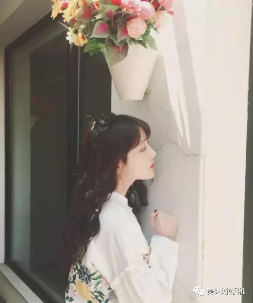 鞠婧祎个人资料:鞠婧祎在机场被抓拍，看清生图里的真实身高，真的有1米59吗