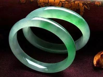 玉镯款式分类,为何雕花玉镯更受女性的青睐？