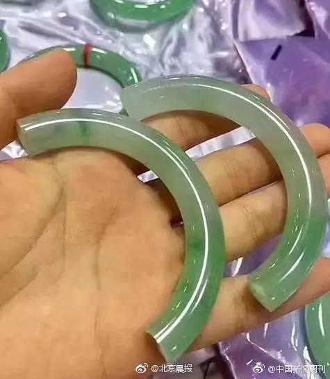 三十万左右翡翠手镯图片,摔断30万镯子那个事情怎样了，赔钱了吗？