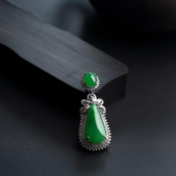 女生戴什么翡翠吊坠寓意好,过年送什么翡翠做礼物好？