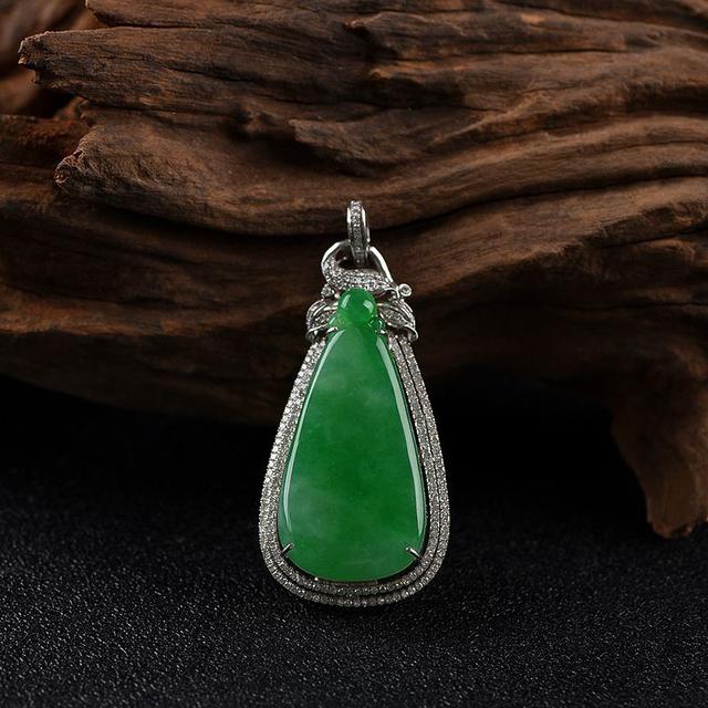 女生戴什么翡翠吊坠寓意好,过年送什么翡翠做礼物好？