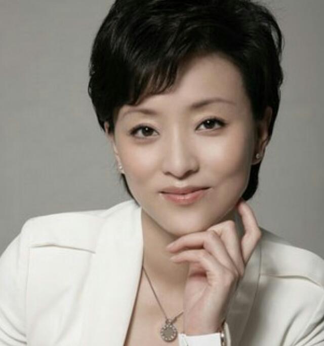 高一清:刘诗诗超短发亮相、陈伟霆震惊，超短发女孩怎样穿能有女人味？