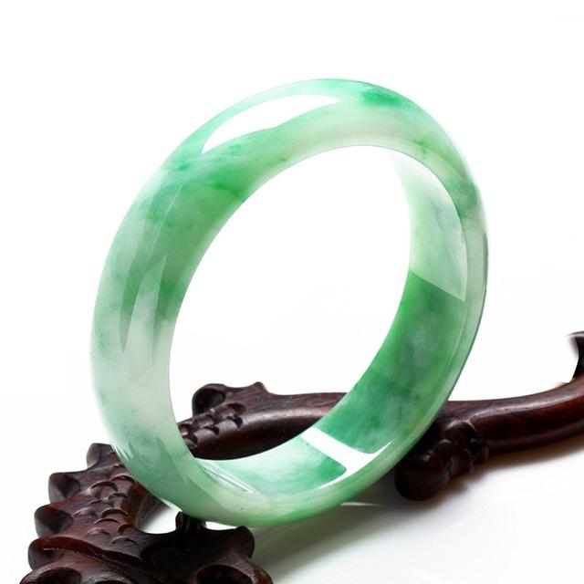 什么人不适合戴玉手镯,中国人戴玉佩、玉镯子有什么讲究？